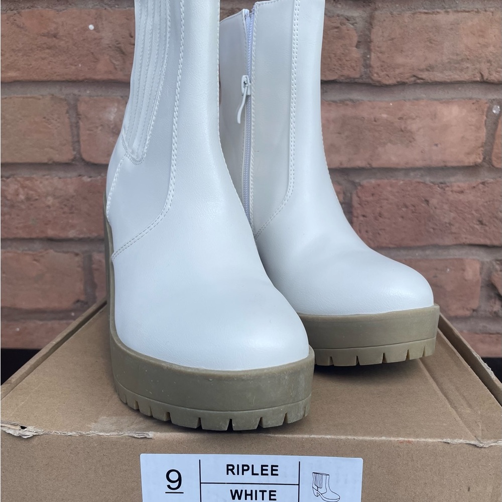 Women's Journee Collection Riplee Platform Block Heel Booties White Size 9 NEW - Picture 2 of 7